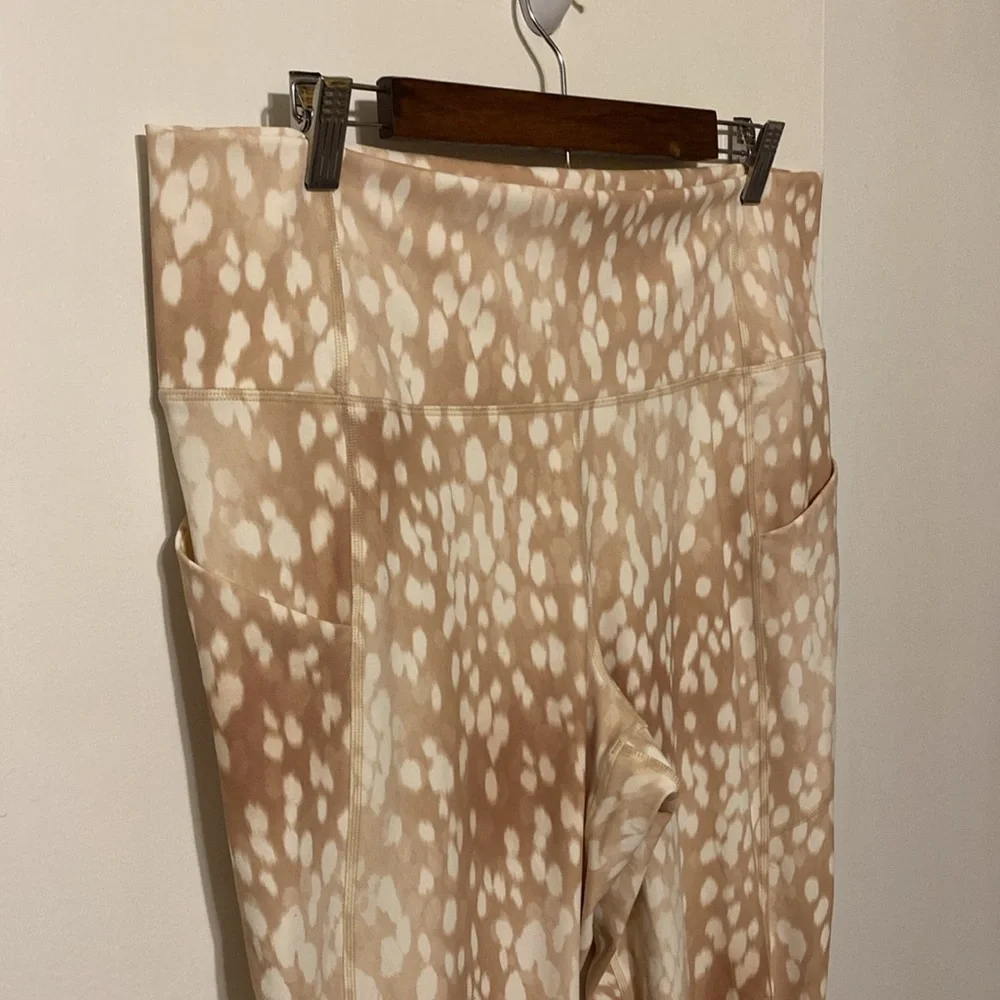 Fabletics Plus Size Oasis Pure Luxe 7/8 Leggings - Picture 2 of 12